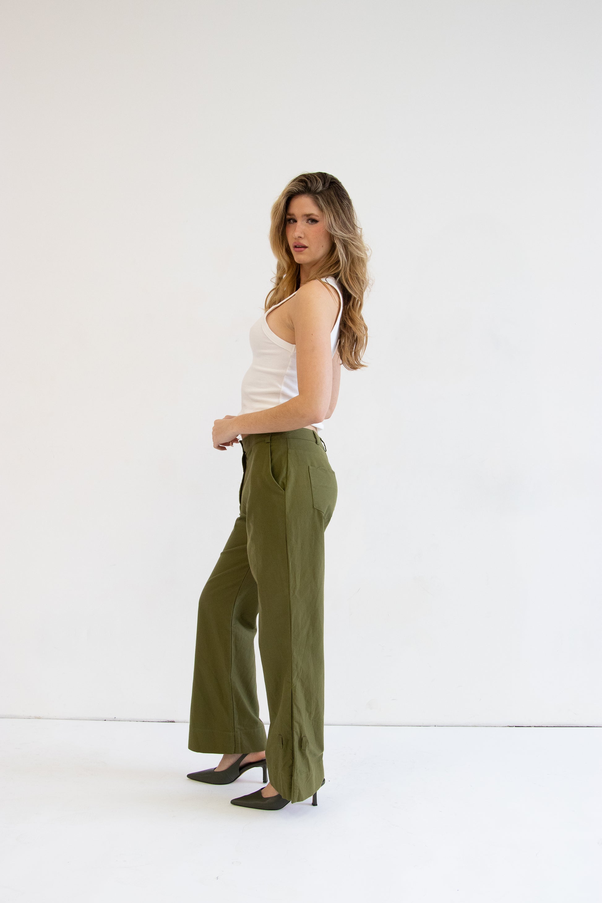 Side view of model wearing cotton khaki trouser 